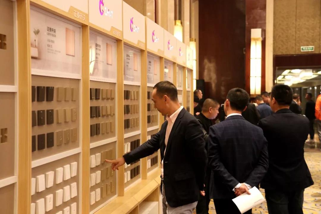 三亿体育体育
杭州新品推介会＂泰＂火爆