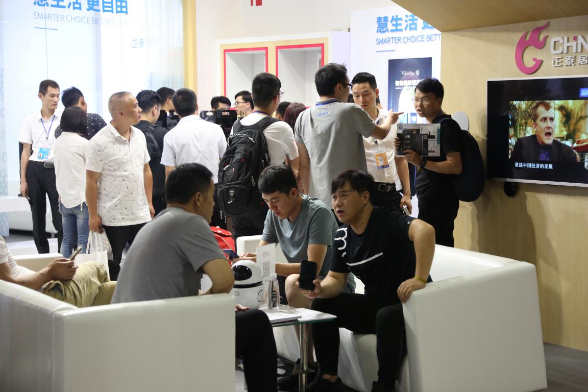 三亿体育体育智能指纹锁和智能家居系统亮相中国门博会