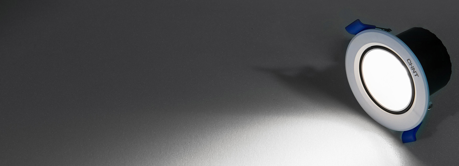 深藏光源防眩 光源深杯内藏，避免直视，...